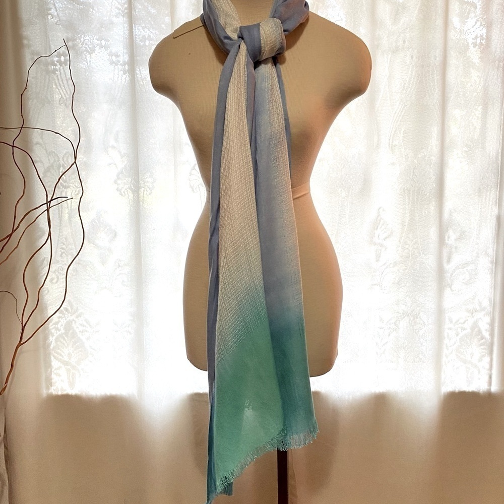 Vince Camuto scarf 100% Viscose ombré White, Blue and Auqa. Pre owned